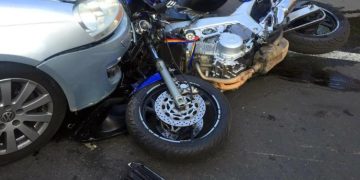 Accident la Cluj: Un motociclist a intrat într-o mașină. Elicopterul SMURD a fost trimis la fața locului