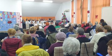 150 de seniori și tineri din Baia Mare, uniți prin lumină, credință și tradiție