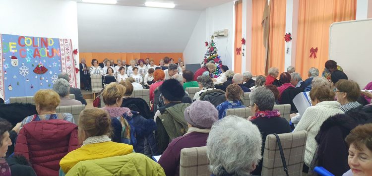 150 de seniori și tineri din Baia Mare, uniți prin lumină, credință și tradiție