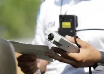 S-a izbit cu mașina de un stâlp de beton în Baia Mare. Etilotestul a arătat aproape 1,50 mg/l alcool pur în aerul expirat