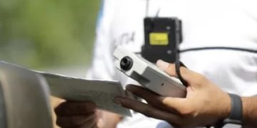 S-a izbit cu mașina de un stâlp de beton în Baia Mare. Etilotestul a arătat aproape 1,50 mg/l alcool pur în aerul expirat