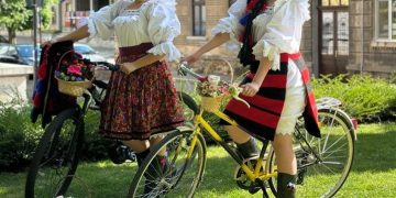 Cu ia pe bicicletă, alături de Ansamblul Folcloric Național ,,Transilvania”, de Sânziene