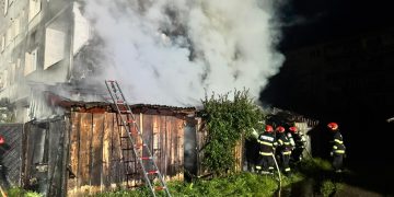 Două garaje alipite de un bloc din Sighetu Marmației au luat foc. 100 de locatari au fost evacuați