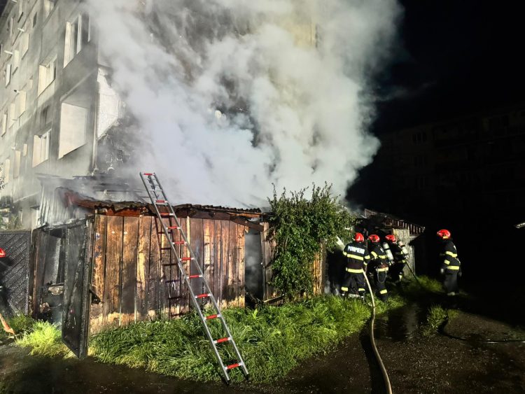 Două garaje alipite de un bloc din Sighetu Marmației au luat foc. 100 de locatari au fost evacuați