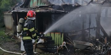 O casă de locuit din Săliștea de Sus a luat foc. Afectate și două anexe – foto