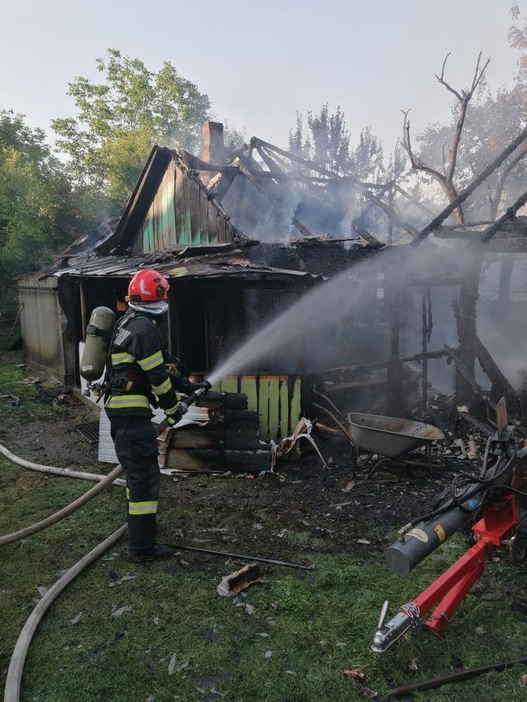 O casă de locuit din Săliștea de Sus a luat foc. Afectate și două anexe – foto