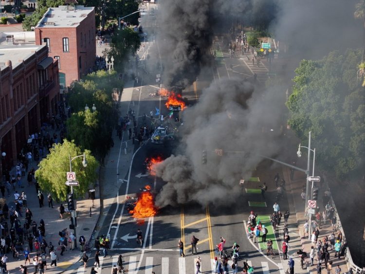 Haos pe străzile din Los Angeles, epicentrul confruntării între Casa Albă și California