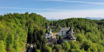 Programul slujbelor de sărbătoarea Sfinților Apostoli Petru și Pavel la Mănăstirea “Sfânta Ana” Rohia