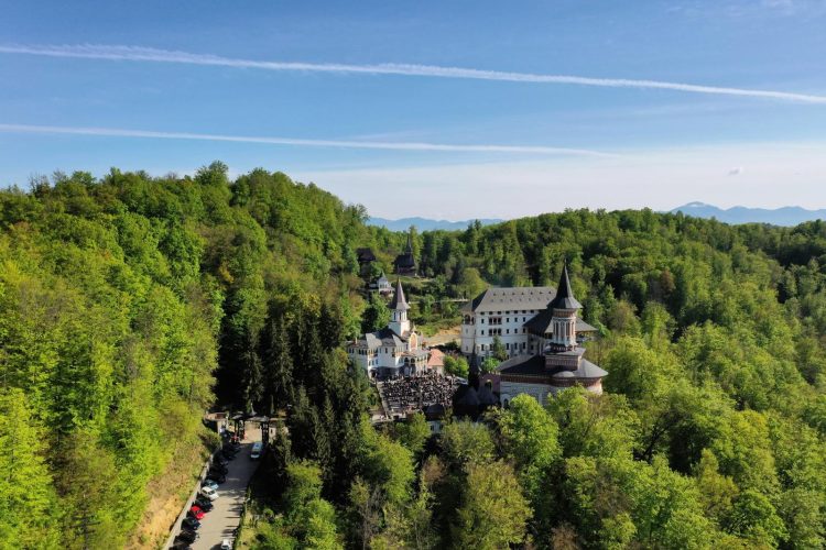 Programul slujbelor de sărbătoarea Sfinților Apostoli Petru și Pavel la Mănăstirea “Sfânta Ana” Rohia