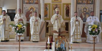 PS Vasile la hramul parohiei „Sfinții Apostoli Petru și Pavel” din Satu Mare