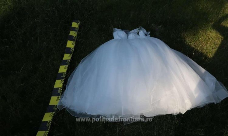 54 de rochii de mireasă și diverse accesorii de lux fără acte, descoperite de polițiștii de frontieră