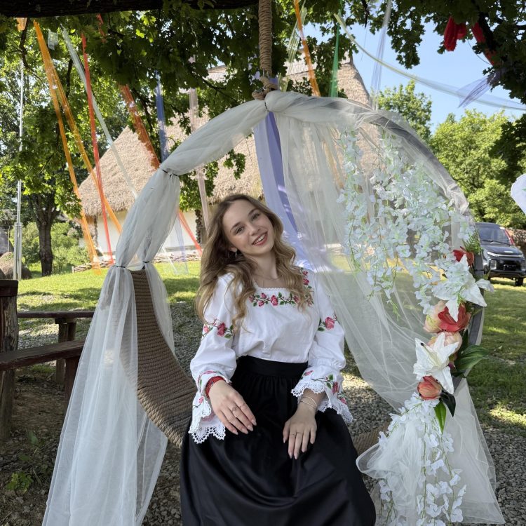 O maramureșeancă în finala „Filon de România”: Alexia Petrișor va reprezenta județul Maramureș în competiția națională a autenticității