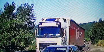 „Curaj” la milimetru pe DN 18 — o depășire cât un joc ruletă rusească. CEREM PUBLIC POLIȚIEI să facă o anchetă. VIDEO