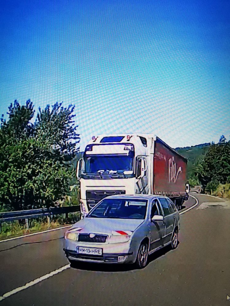 „Curaj” la milimetru pe DN 18 — o depășire cât un joc ruletă rusească. CEREM PUBLIC POLIȚIEI să facă o anchetă. VIDEO