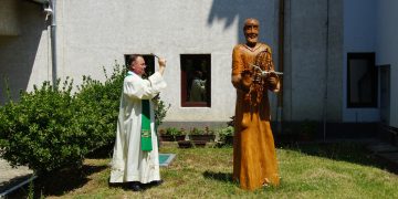 În grădina Bisericii romano-catolice Sfântul Iosif din Baia Mare a fost sfințită statuia Sfântului Padre Pio