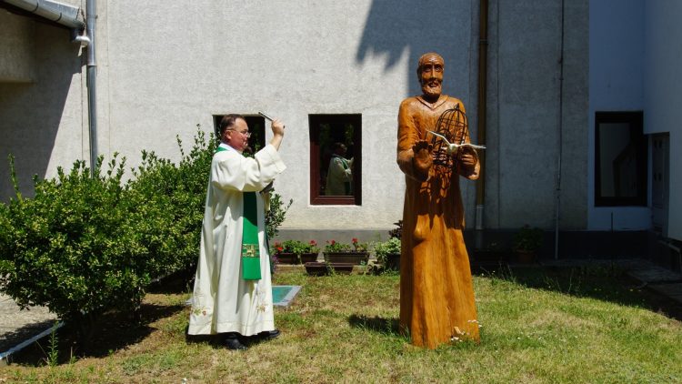 În grădina Bisericii romano-catolice Sfântul Iosif din Baia Mare a fost sfințită statuia Sfântului Padre Pio