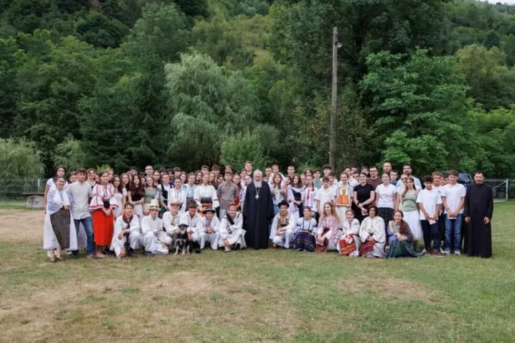 70 de tineri din Arhiepiscopia Clujului sunt într-o tabără pentru a descoperi libertatea și frumosul din viața lor