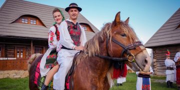 Târg de Sfântă Mărie la Asuaju de Sus: Tradiție, dans și bucurie la „Nana-n Deal”