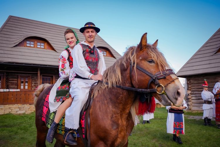 Târg de Sfântă Mărie la Asuaju de Sus: Tradiție, dans și bucurie la „Nana-n Deal”