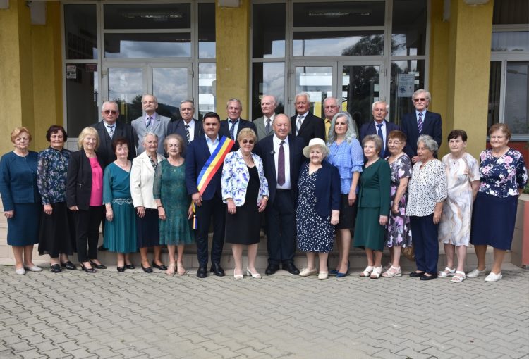 Târgu Lăpuș: 60 de ani de la absolvirea promoției Liceului Teoretic „Petru Rareș” – un moment de respect și recunoștință