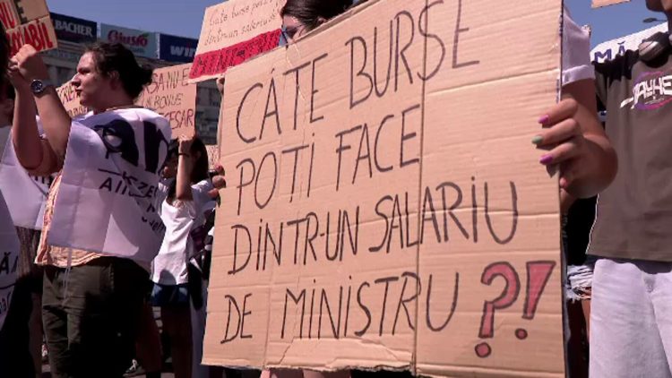 Studenții condamnă scăderea fondului pentru burse, anunțată de Guvern: „Limitează şi mai mult accesul la studii superioare”