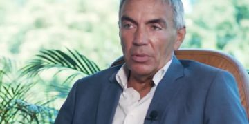 Normal ar fi să își adune lucrurile personale din birou și să plece! Vicepremierul Anastasiu a recunoscut în instanță că a dat mită în formă continuată!