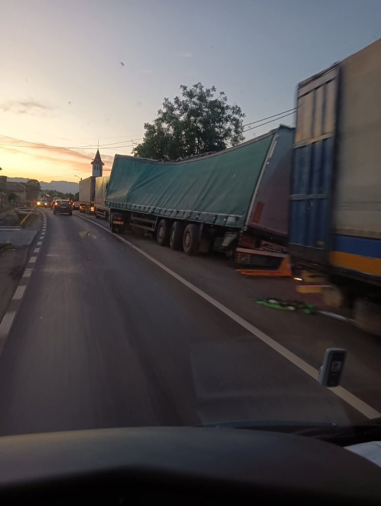 Camion în șanț pe DN 1c