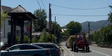 Trafic blocat pe Gutin. Impact între o motocicletă și o mașină