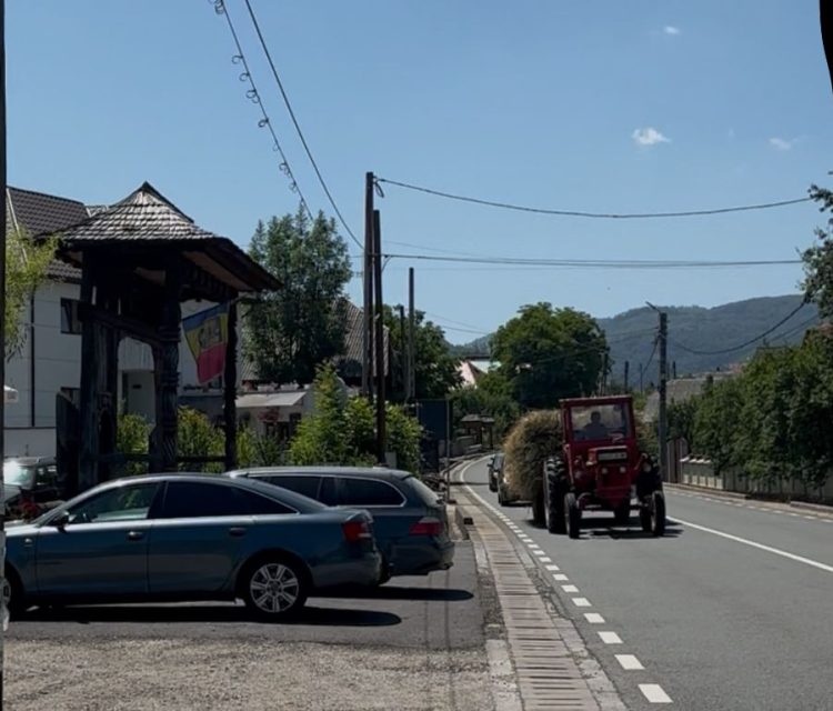 Trafic blocat pe Gutin. Impact între o motocicletă și o mașină