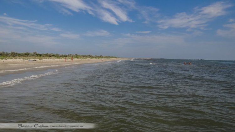 Ambarcaţiune cu 14 persoane, răsturnată în Golful Musura din Delta Dunării. Patru persoane, între care un copil, au murit