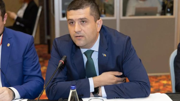 Miruță, acest Cănuță om sucit, se laudă cu faptele altora! Și nici nu-l prinde rușinea…