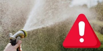 ANUNȚ DE MAXIMĂ URGENȚĂ. Este strict INTERZISĂ utilizarea apei potabile din rețeaua publică pentru umplerea piscinelor, udarea grădinilor, spălarea curților, mașinilor sau alte activități care NU sunt esențiale