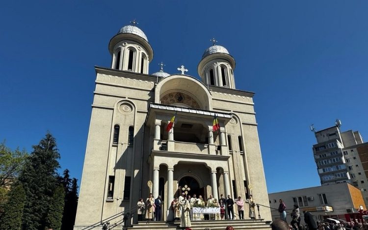 Aniversare la Parohia Soborul Sfinților 12 Apostoli din Baia Mare. 35 de ani de la înființarea parohiei și 25 de ani de la târnosirea bisericii