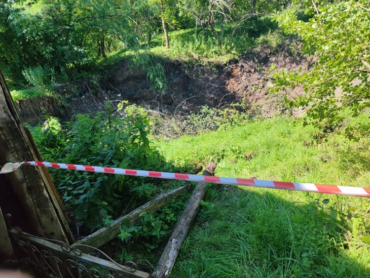 A fost dispusă evacuarea a 51 de persoane din 27 de locuințe din zona afectată de prăbușirea galeriei de mine din Coștiui
