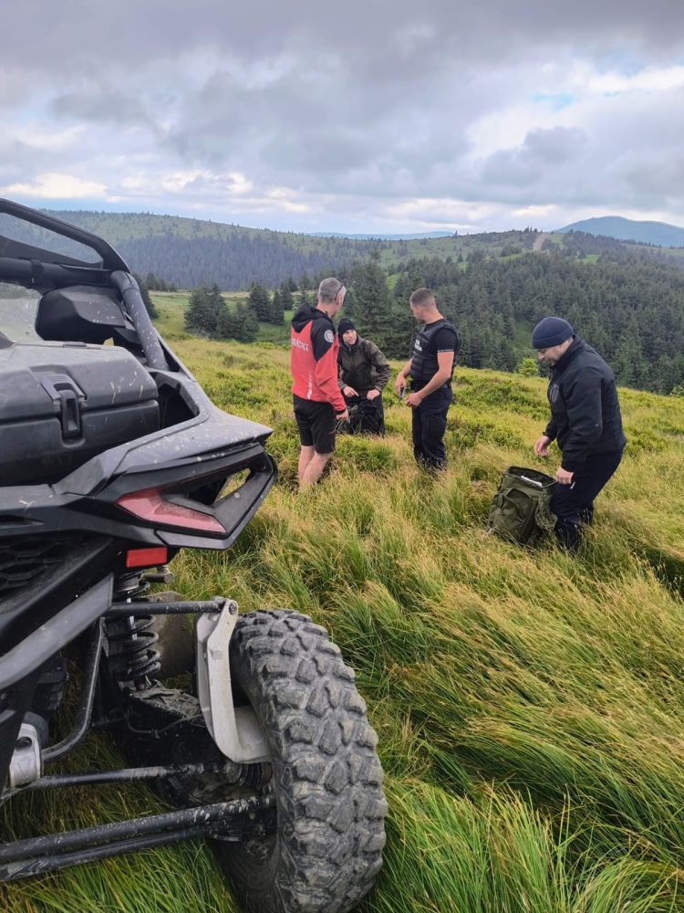 Descoperire macabră pe un drum frecventat de ucraineni, în Munții Maramureșului. Un cioban a sunat la 112
