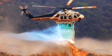 Incendiul din Munții Țibleș a fost stins după 20 de aruncări de apă cu elicopterul Black Hawk