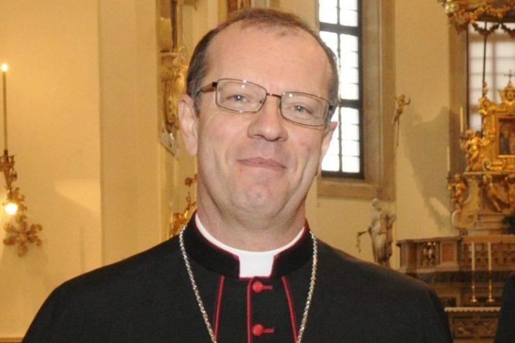 Nunțiul apostolic, în vizită în Baia Mare, va oficia sfânta liturghie la Biserica romano-catolică Sfânta Treime. Slujba va fi transmisă în direct la Maria Tv