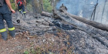 Misiunea de stingere din Munții Țibleș a fost reluată. Și elicopterul Black Hawk și-a reluat intervenția