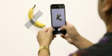 Banana lui Maurizio Cattelan, estimată la mai multe milioane de dolari, mâncată de un turist