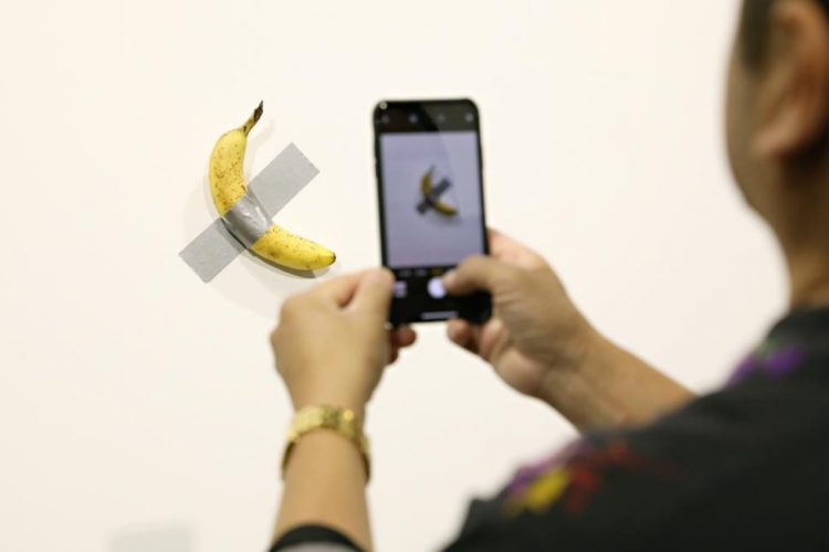 Banana lui Maurizio Cattelan, estimată la mai multe milioane de dolari, mâncată de un turist