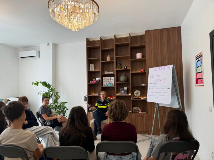 Polițiștii Biroului Siguranță Școlară sunt alături de copii, în cinci tabere