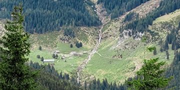 Un tânăr de 28 de ani s-a răsturnat cu autoturismul pe Pârtia Olimpică Borșa și s-a rostogolit în apropierea unui lac de acumulare