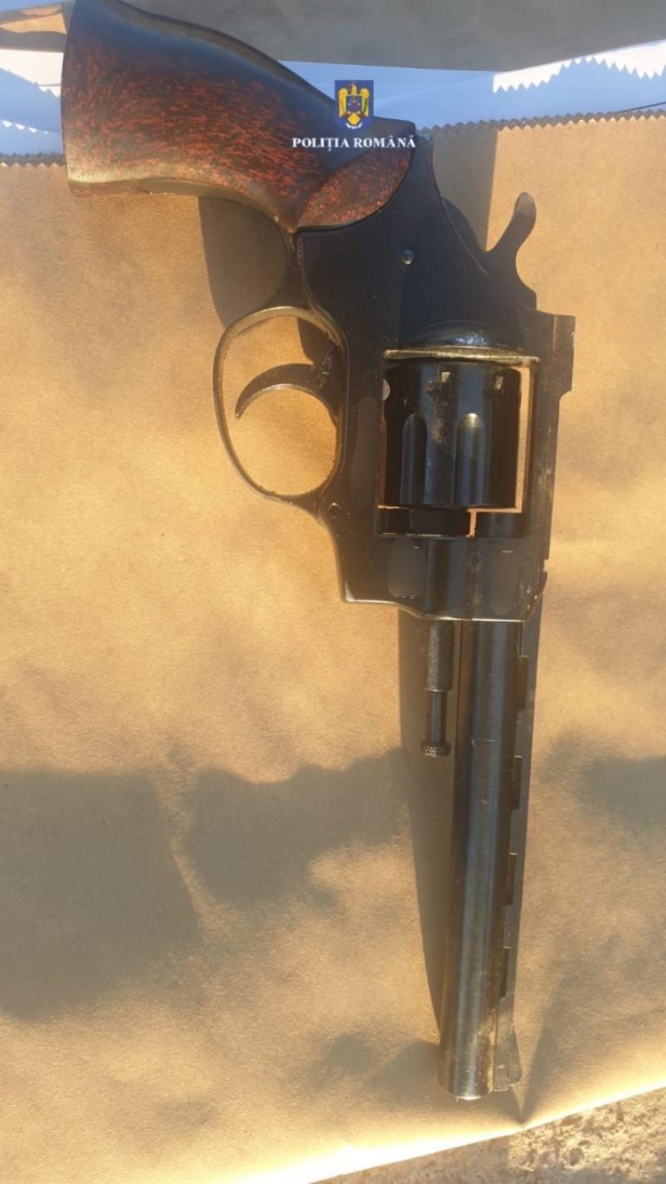 Sătmărean reținut după ce a fost urmărit în trafic și depistat băut la volan. S-a ales cu dosar penal și pentru nerespectarea regimului armelor și munițiilor