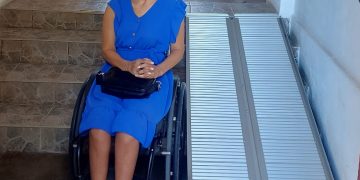 Rampă mobilă donată Bibliotecii Municipale „Laurenţiu Ulici” din Sighetu Marmației