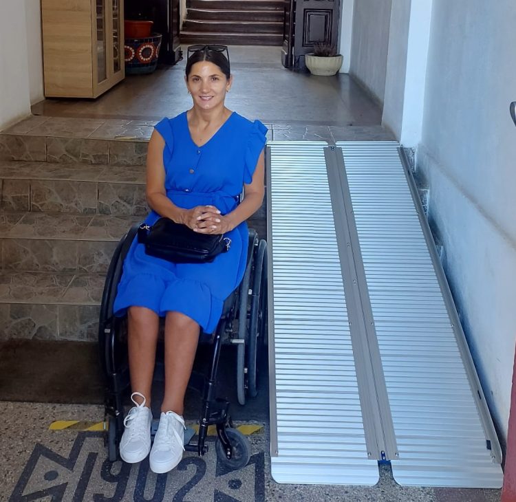 Rampă mobilă donată Bibliotecii Municipale „Laurenţiu Ulici” din Sighetu Marmației