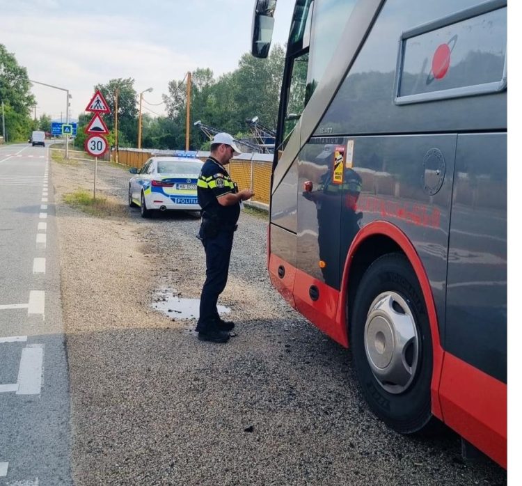 Sancțiuni de aproape 40.000 de lei aplicate de polițiști în cadrul unei acțiuni de verificare a legalității transportului de persoane