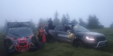 Ucrainean bolnav și rănit, coborât din munte după patru ore de salvamontiști și polițiști de frontieră