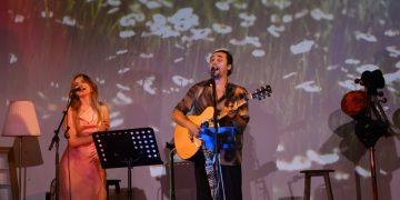 Seară magică de muzică și poezie la Târgu Lăpuș: Flavia Hojda și Pavel Ulici au încântat publicul