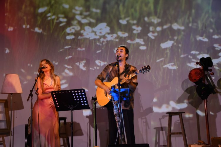 Seară magică de muzică și poezie la Târgu Lăpuș: Flavia Hojda și Pavel Ulici au încântat publicul