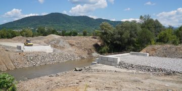 Nu mai e mult! Se lucrează la montarea podului peste râul Săsar…